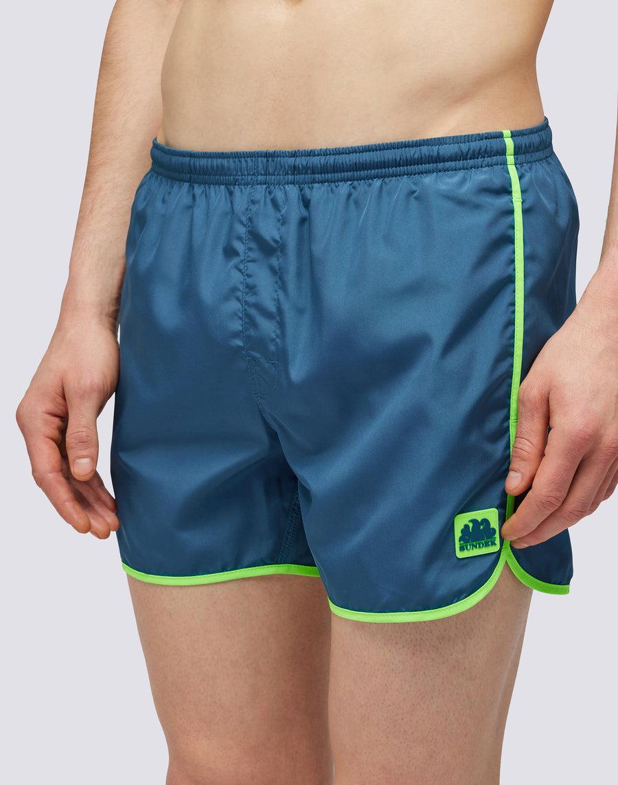 Sundek COSTUME DA BAGNO CORTO CON VITA ELASTICATA E SPACCHI LATERALI ROTONDI m680bdp0300-a3401 I Più Venduti