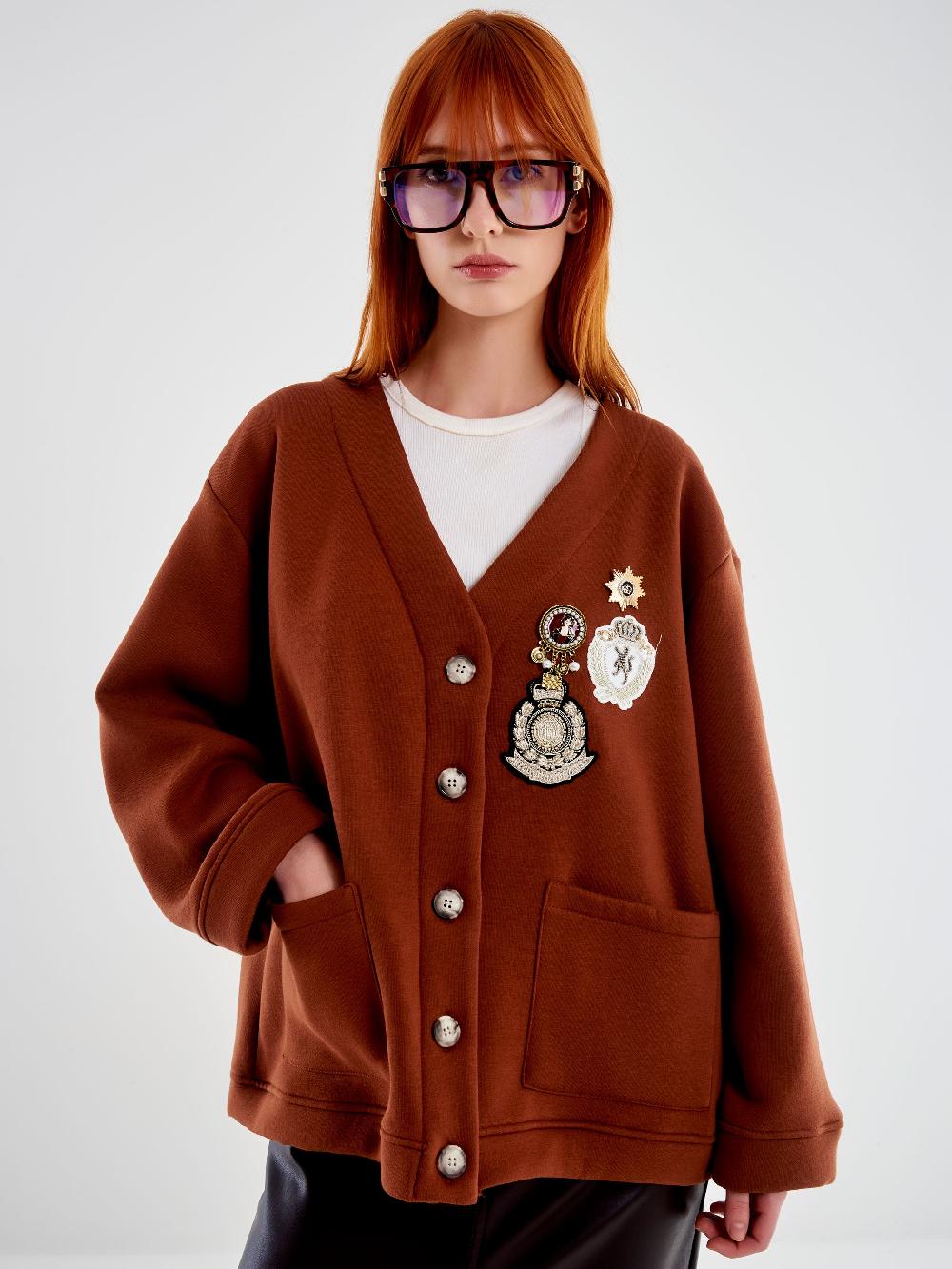 Vicolo Cardigan in Felpa con Patch e Spille Marrone Economico