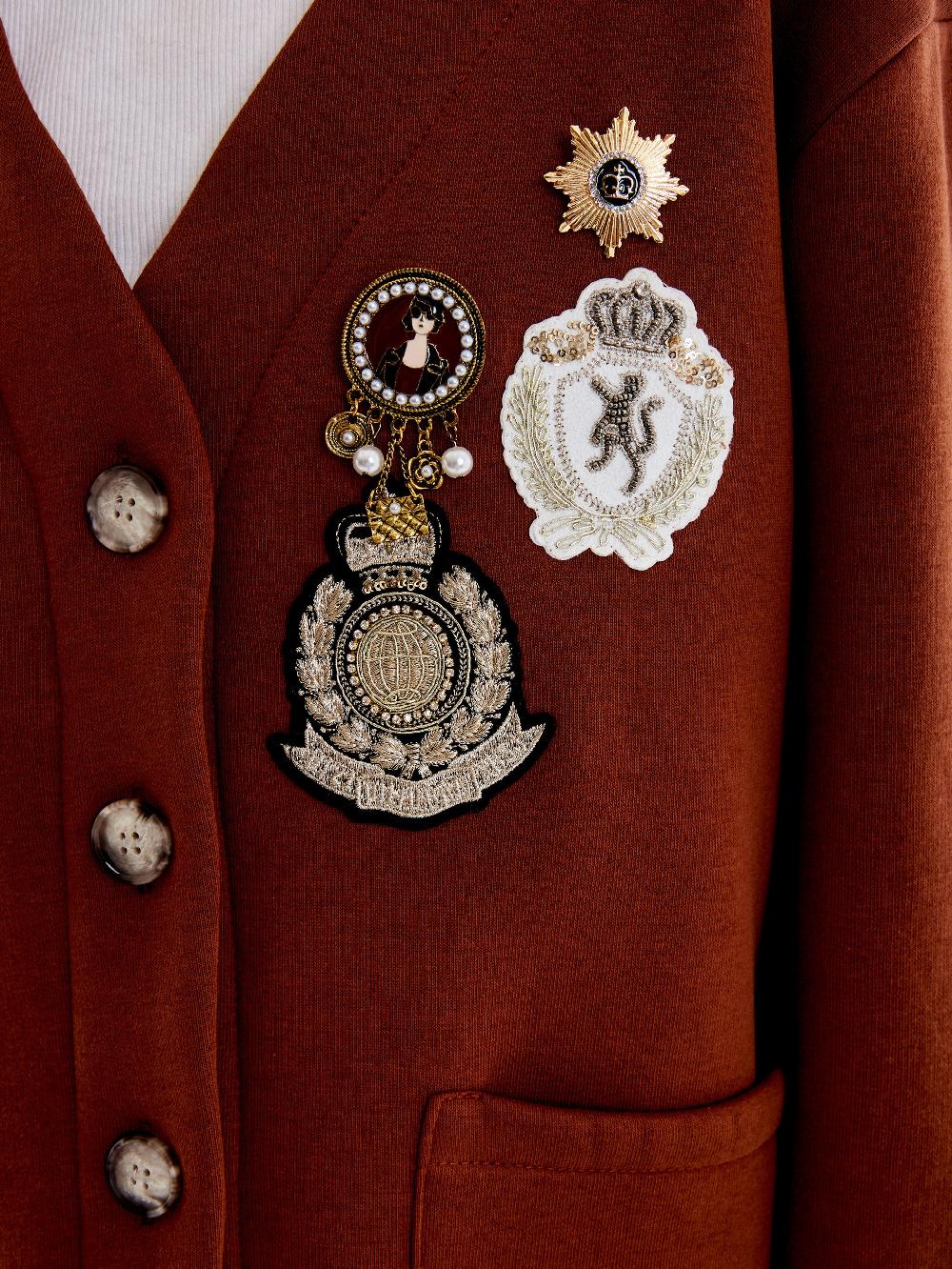 Vicolo Cardigan in Felpa con Patch e Spille Marrone Economico