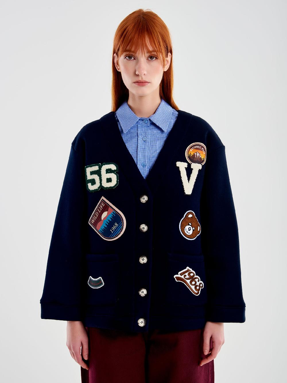 Vicolo Cardigan in Felpa con Patch Blu Comprane uno, ottenene uno gratis